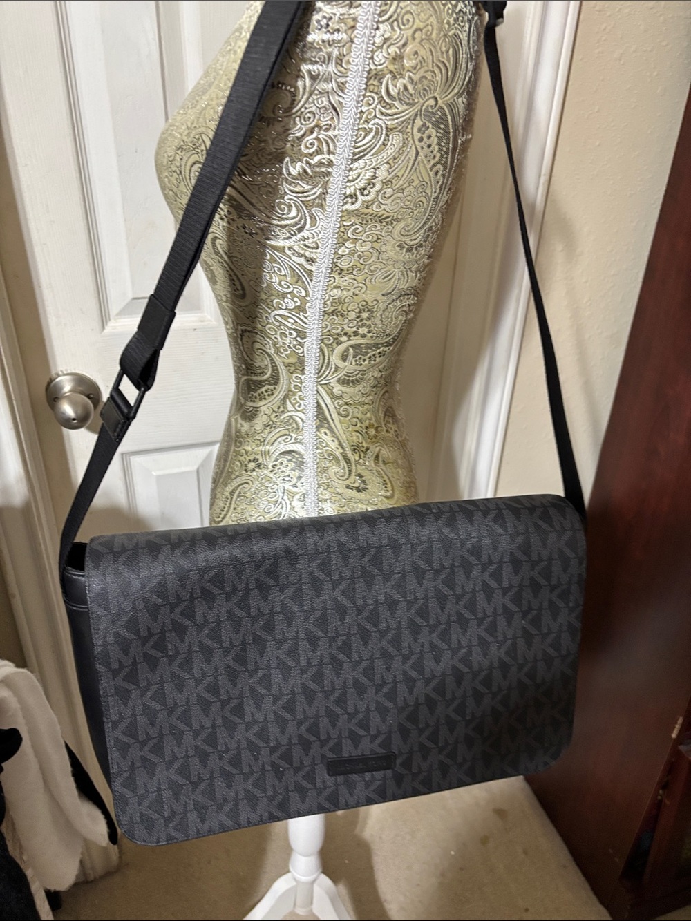 Michael Kors men’s Black Quilted leather signature flap Messenger Bag. Like new!